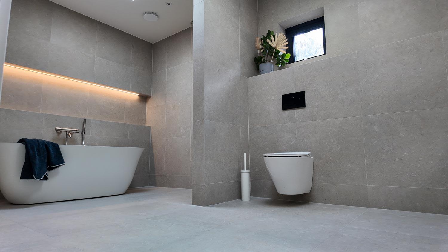 Inspiration för exklusivt badrum i Kalmar med modern plattsättning av Gus Mur & Kakel.